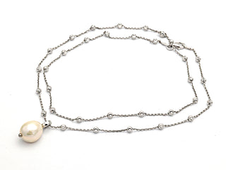Kette mit Kugeln und einer weißen Perle