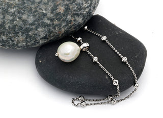 Kette mit Kugeln und einer weißen Perle