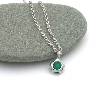 Anhänger mit grünem Onyx an einer Kette