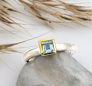 Ring "Quadrat" mit einem blauen Topas