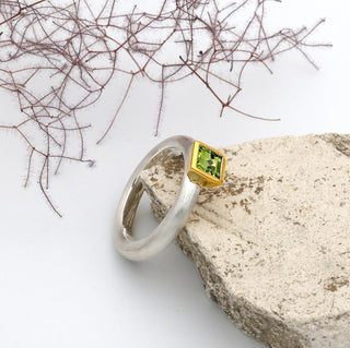 Ring "Quadrat" mit einem Peridot