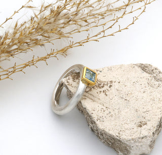Ring "Quadrat" mit einem blauen Topas