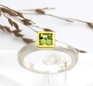 Ring "Quadrat" mit einem Peridot