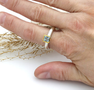 Ring "Quadrat" mit einem blauen Topas