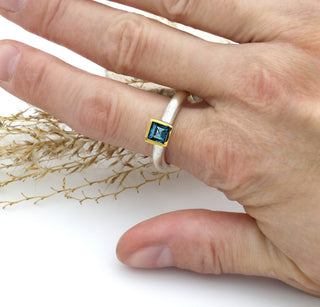Ring "Quadrat" mit echtem Topas "London Blue"