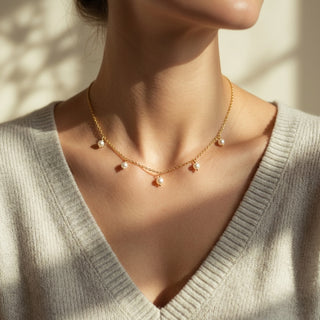 Kette mit 5 kleinen Perlen
