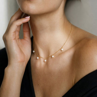Kette mit 5 kleinen Perlen