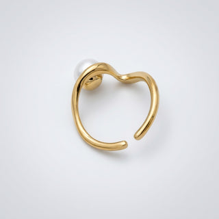 Ring mit Perle und der Biegung