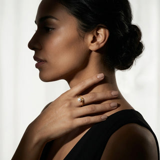 Ring mit Perle und der Biegung