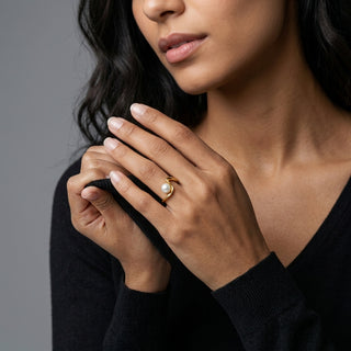 Ring mit Perle und der Biegung