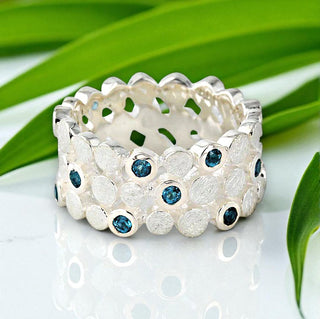 Ring "Nachtgeheimnis" mit Topas London blue